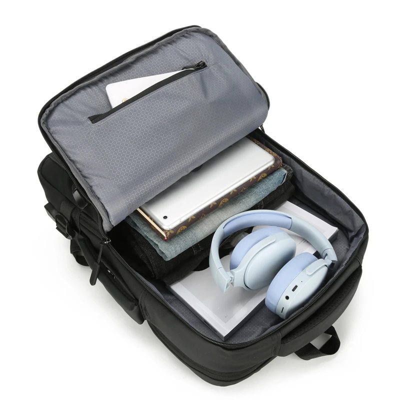Wnętrze czarnego plecaka z widoczną zawartością pokazuje jego funkcjonalność i dużą pojemność, idealną do codziennego użytku i podróży.webp